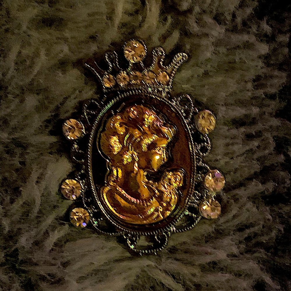 👑VINTAGE FRENCH COURT-STYLE CAMEO BROOCH With CROWN👑